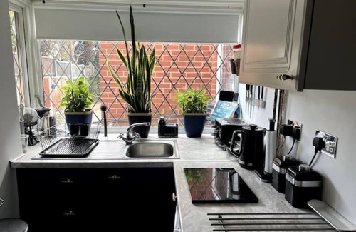 Great Barr Casa | A Cozy Room in House in Great Barr - Near M5/M6 - Parking - Garden