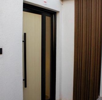 Al Hofuf Apartamento | A cozy two-bedroom apartment with a living room and a patio that inspires relaxation