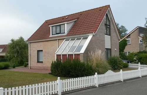 Breskens Casa | A detached 6-person bungalow with approx. 102m2 of living comfort and a lovely garden right by the water.