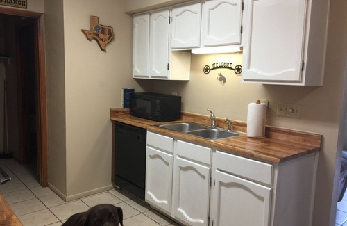 Wetmore Casa | ☕Disfrute de una casa de campo en Hill Country con camas Alexa-King y Queen- Salida a las 2PM☕