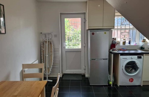 East Walworth Casa | A fabulous 4-bedroom house with 2parking space.