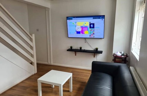 East Walworth Casa | A fabulous 4-bedroom house with 2parking space.