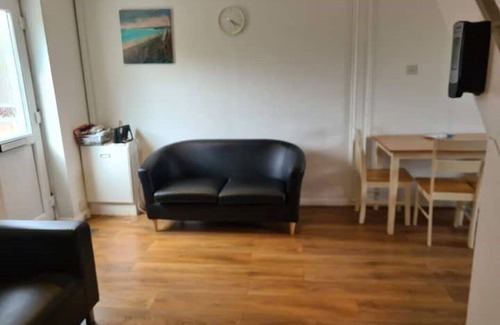 East Walworth Casa | A fabulous 4-bedroom house with 2parking space.