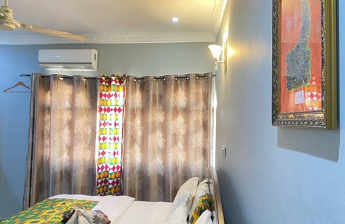 Sekondi-Takoradi Cama Y Desayuno | A family with balcony bed and breakfast inclusive with hot tub and a walk shower