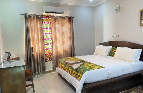 Sekondi-Takoradi Cama Y Desayuno | A family with balcony bed and breakfast inclusive with hot tub and a walk shower