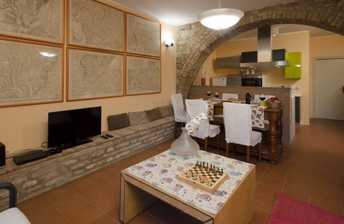 Citta della Pieve Casa | A farmhouse in a large forest on a mountain with an immense view around it.