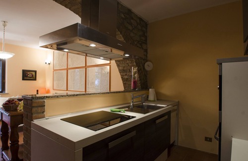 Citta della Pieve Casa | A farmhouse in a large forest on a mountain with an immense view around it.