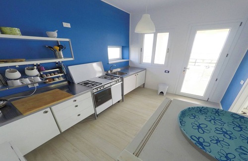 Porto Palo Apartamento | A pocos pasos de la playa de Porto Palo, apartamento en una villa con vista al mar.