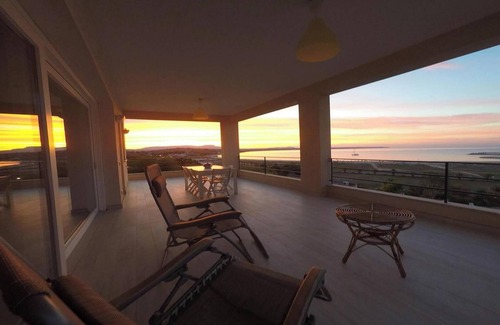 Porto Palo Apartamento | A pocos pasos de la playa de Porto Palo, apartamento en una villa con vista al mar.