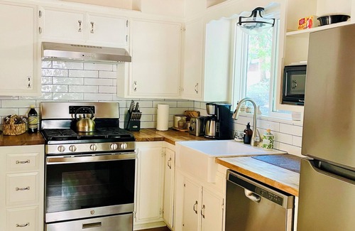 Cedar Glen Chalet De Esquí | A Forest Getaway, Tri-Level Chalet with fire pit, soaker tub, arcade & privacy