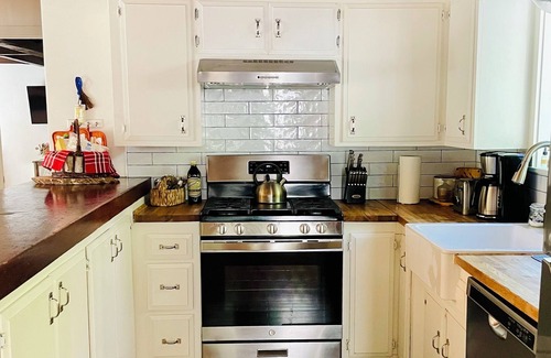Cedar Glen Chalet De Esquí | A Forest Getaway, Tri-Level Chalet with fire pit, soaker tub, arcade & privacy