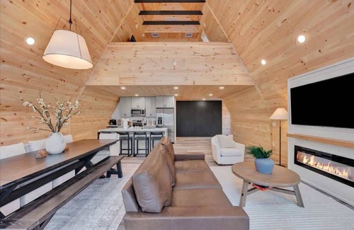 Blakeslee Cabina | A-Frame Cabin in the Pines- Hot Tub- Firepit- Lake Access