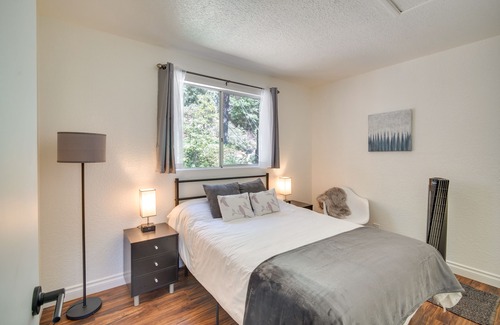 Blue Jay Cabina | Cabina con Mtn y vistas al árbol: ¡1 milla a Lake Arrowhead!