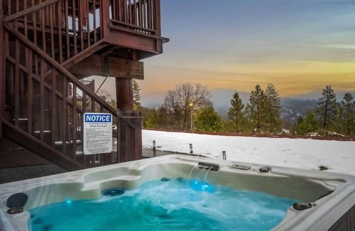 Madera County Casa | A-Frame - sleeps 20 - 2 Fire pits - 2 Hot Tubs - Putting Green