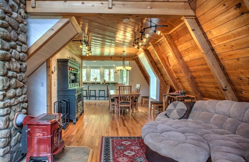 Weaverville Cabina | A-Frame w/ Trails, Hot Tub & Views | 20 Mins to Asheville + Biltmore Pass