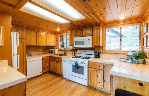Summit Estates Chalet De Esquí | A-Frame ~ Walk to Snow Summit - 6 Beds - Fireplace