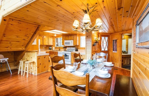 Summit Estates Chalet De Esquí | A-Frame ~ Walk to Snow Summit - 6 Beds - Fireplace
