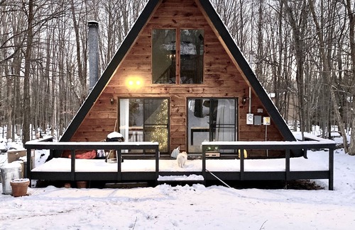 Lake Ariel Cabina | A-frame with beautiful soaker tub over looking the trees