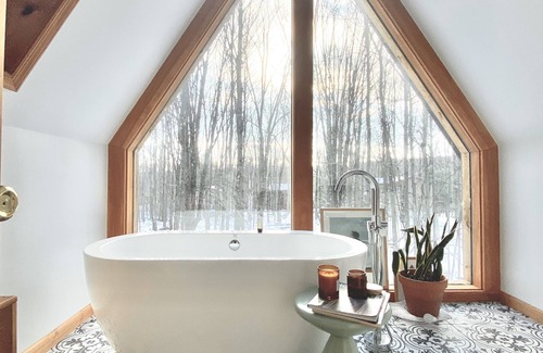 Lake Ariel Cabina | A-frame with beautiful soaker tub over looking the trees