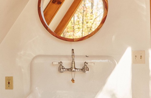 Lake Ariel Cabina | A-frame with beautiful soaker tub over looking the trees
