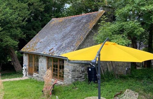 Garlan Cabaña | A French countryside detached cottage located in hectares of private land.