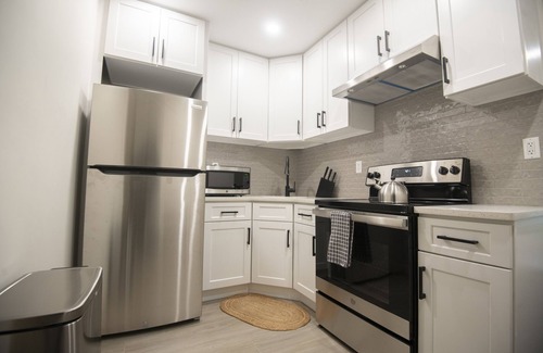 Queens Apartamento | A Gem in the Heart of Queens: 2 Bed + 2 Bath with Large Backyard
