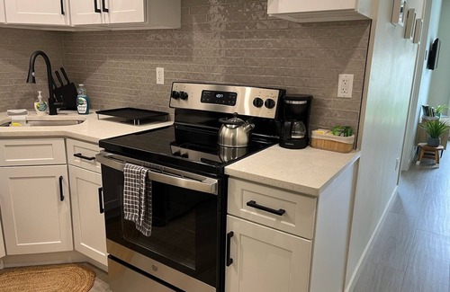 Queens Apartamento | A Gem in the Heart of Queens: 2 Bed + 2 Bath with Large Backyard