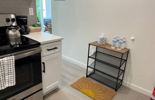 Queens Apartamento | A Gem in the Heart of Queens: 2 Bed + 2 Bath with Large Backyard