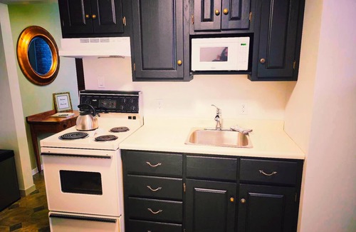 Tillsonburg Apartamento | A Generational home that feels like Your home away from home.