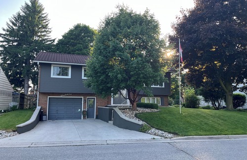 Tillsonburg Apartamento | A Generational home that feels like Your home away from home.