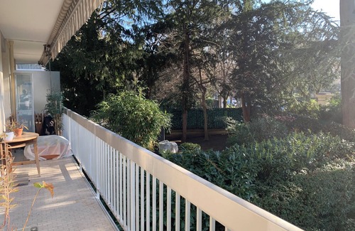 Neuilly-sur-Seine Apartamento | A glowing apartment of 66 m², in a residential green area of Paris neighborhood.