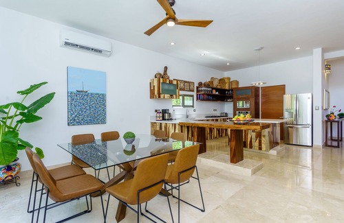 Puerto Aventuras Casa | Una hermosa casa privada a estrenar, piscina privada, en el campo de golf, vivir en mucama