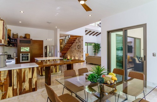 Puerto Aventuras Casa | Una hermosa casa privada a estrenar, piscina privada, en el campo de golf, vivir en mucama