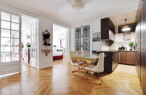 Chaillot Apartamento | A HAVEN OF TRANQUILITY JUST STEPS FROM THE ICONIC ARC DE TRIOMPHE-AVENUE KLÉBER