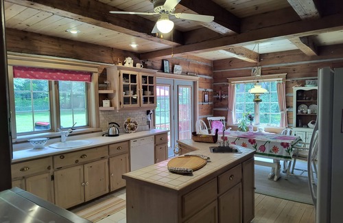 Tiny Casa | A hidden gem in Thunder Beach, Ontario - Vacation Log Home Rental (Monthly)