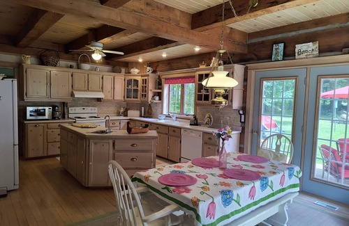 Tiny Casa | A hidden gem in Thunder Beach, Ontario - Vacation Log Home Rental (Monthly)