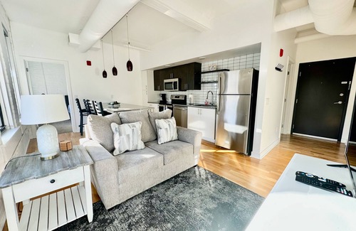 Old Market Apartamento | A historic 1,000 square foot loft in the heart of the Old Market with Howard Street view