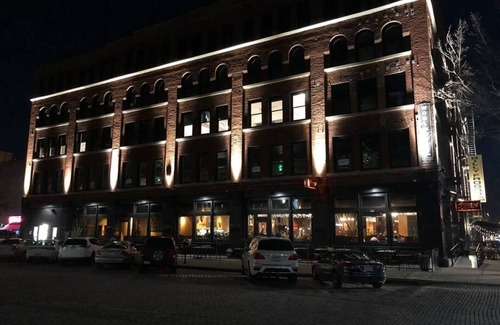 Old Market Apartamento | A historic 1,000 square foot loft in the heart of the Old Market with Howard Street view