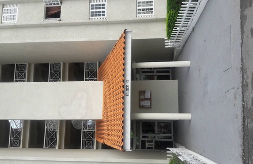 Camperdown Apartamento | Un hogar lejos de casa. La belleza escénica de las montañas y la cancha de tenis.