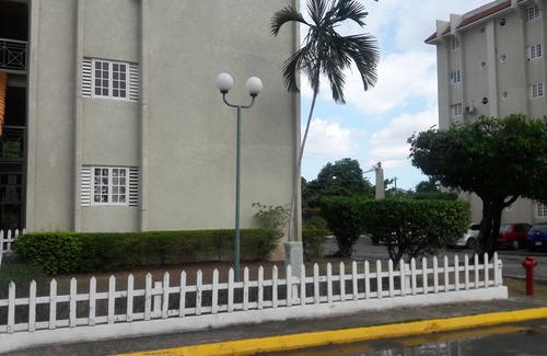 Camperdown Apartamento | Un hogar lejos de casa. La belleza escénica de las montañas y la cancha de tenis.