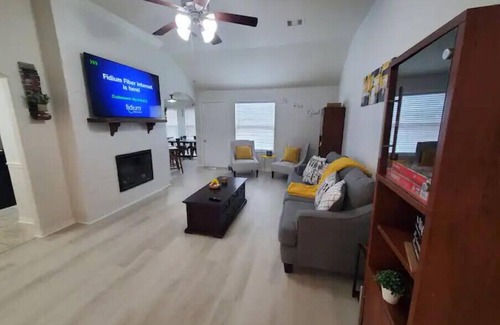 Conroe Casa | A Home away from Home- King bed-sleeps9