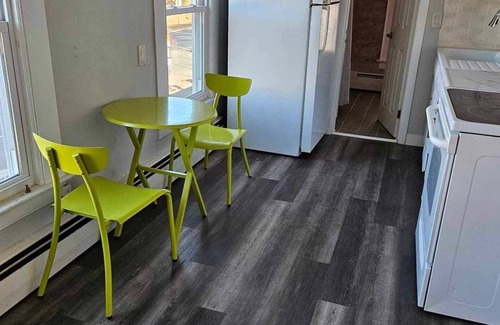 East Hartford Apartamento | A homely atmosphere tailored for traveling professionals seeking comfort.