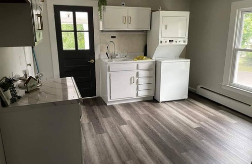 East Hartford Apartamento | A homely atmosphere tailored for traveling professionals seeking comfort.