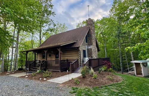 Galax Cabina | A Hopeful Mountain - 10 mins from Galax & the Blue Ridge Parkway!