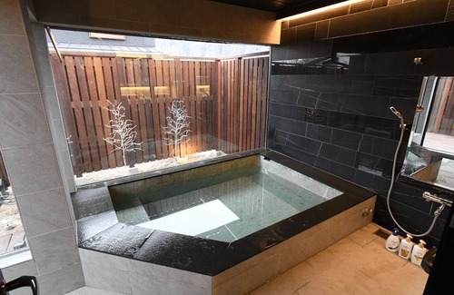 Wakamiko Casa | A house with a hearth surrounded by Mt Fuji and Y / Hokuto Yamanashi
