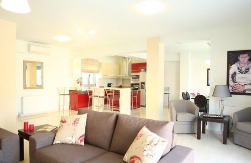Katouna Villa | Una gran villa equipada para grandes grupos, hasta 13 viajeros. Desayuno incluido.