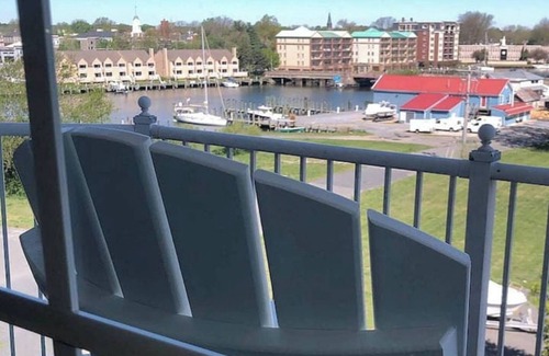 Cambridge Condominio | A Kozy Waterfront Condo
