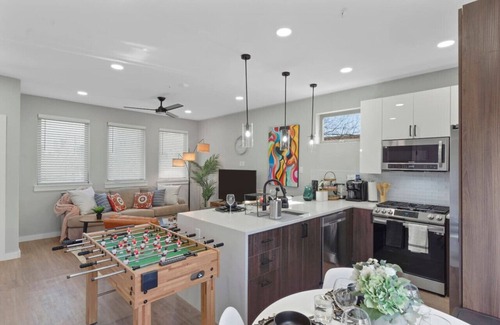 Fort Worth Casa | A la mode 2BDTownhouse: 7St Walkable & UltraCool!