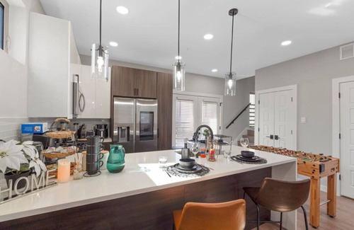 Fort Worth Casa | A la mode 2BDTownhouse: 7St Walkable & UltraCool!