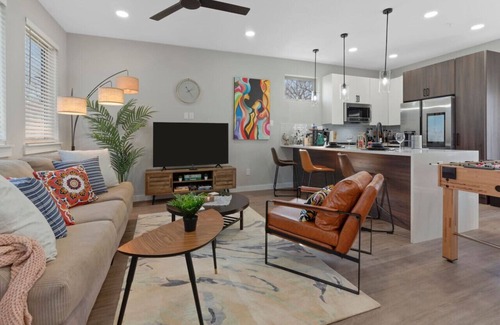 Fort Worth Casa | A la mode 2BDTownhouse: 7St Walkable & UltraCool!